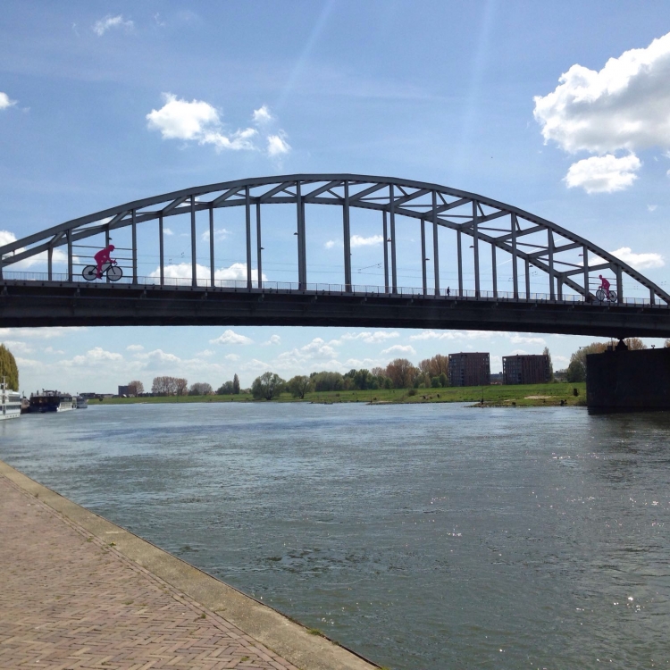 Fiets op brug Giro Arnhem